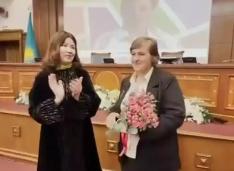 Учительница вывела колонну машин из бурана: министр вручила ей награду