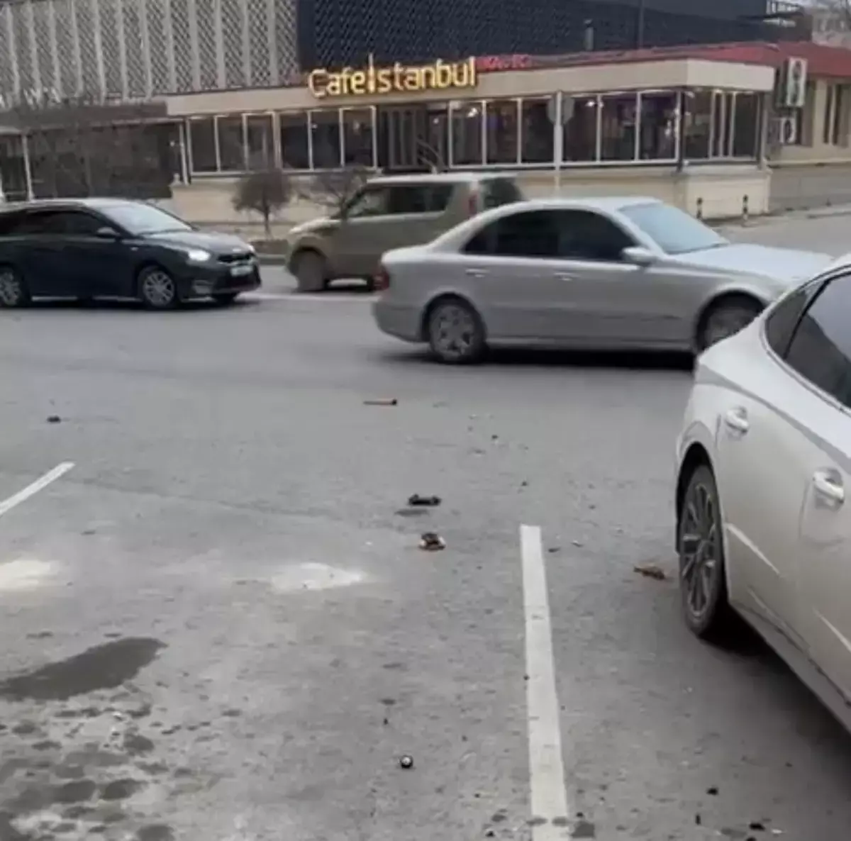 Опасная «бомбардировка» в Актау: с высотки на прохожих и машины летели различные предметы. Дополнено - новости на Lada.kz 22.03.2026