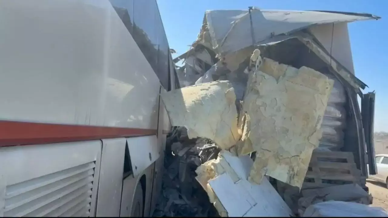 Астана-Алматы тасжолында автобус жүк көлігіне соғылды: бір адам қаза тапты