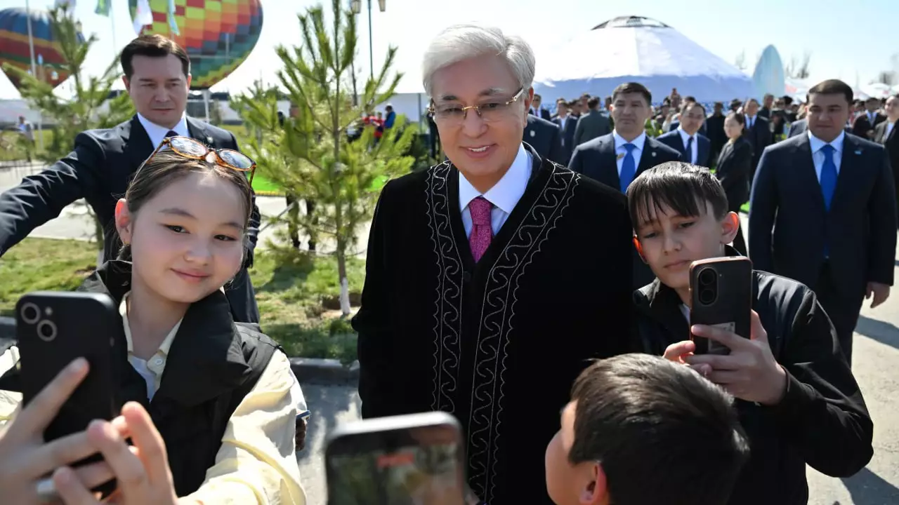 “Жанашыр ұрпақ қана Қазақстанның көркеюіне мол үлес қоса алады”: Президент Наурыз мерекесімен құттықтады