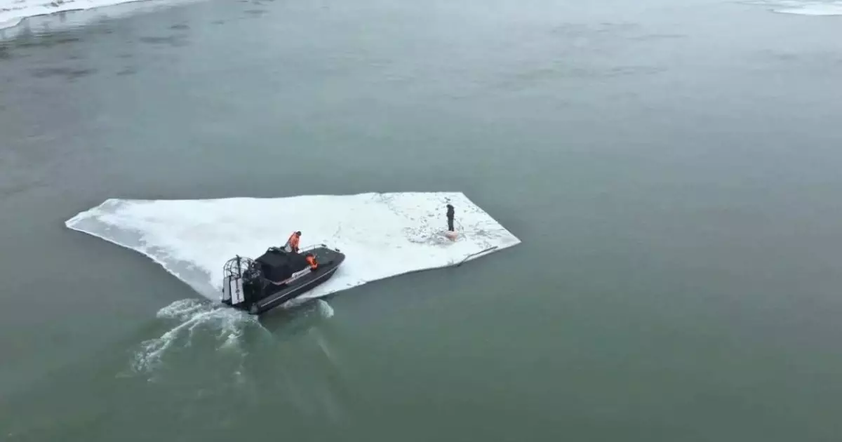  МЧС призвало казахстанцев не выходить на тонкий весенний лёд 