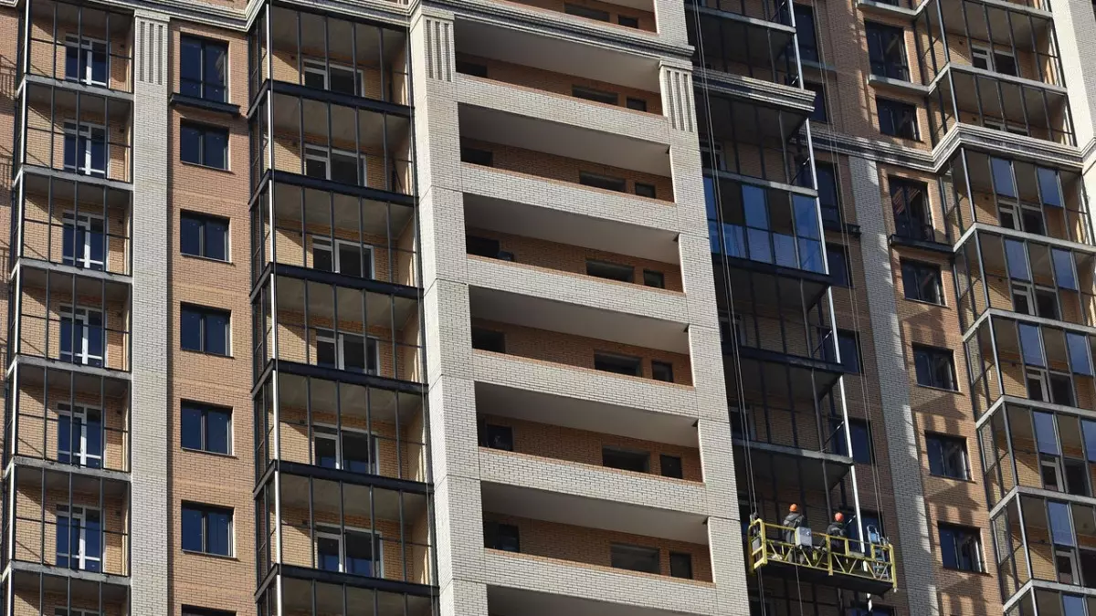 В Актау из окна высотки выбрасывали предметы: повреждены автомобили