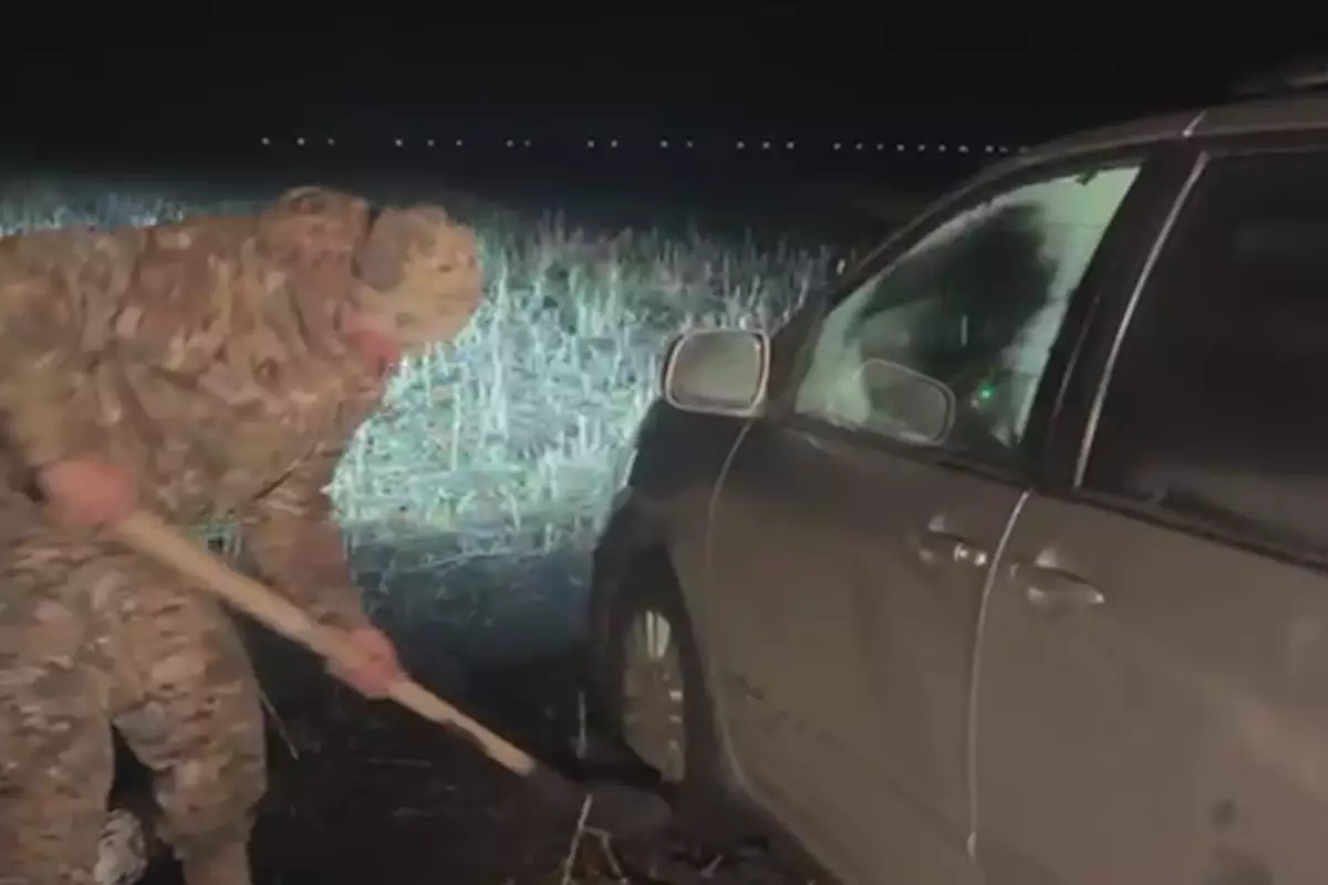 Спасатели пришли на помощь путникам в Атырауской области