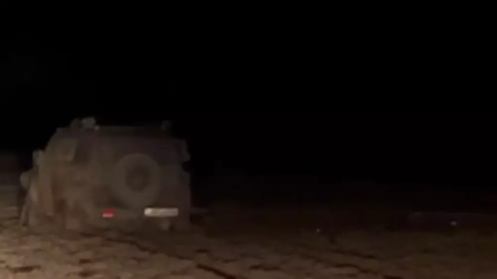 Автомобиль казахстанцев застрял в грязи — на помощь пришли спасатели: видео