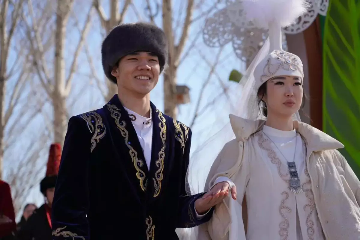 Массовая свадьба в Астане: сразу пять пар заключили брак в Наурыз