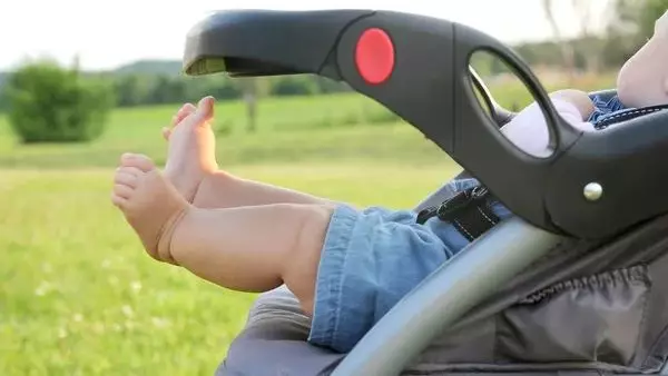 Караул у коляски: в Таразе военные присмотрели за малышом