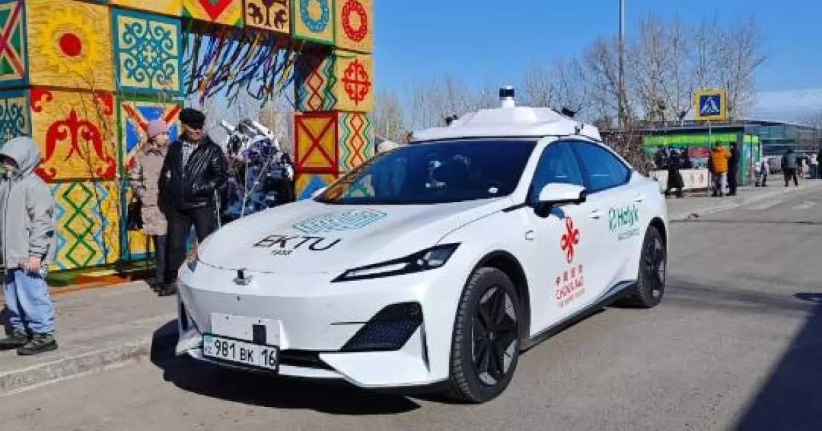  Беспилотный автомобиль проехал по площадке Наурыза в Астане 