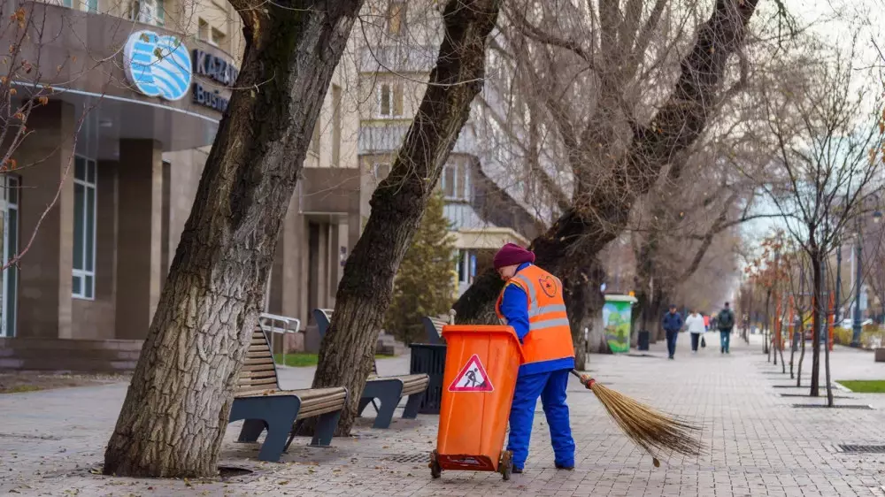 “Чувствуем добрые намерения“: как работают дворники в самом центре Алматы