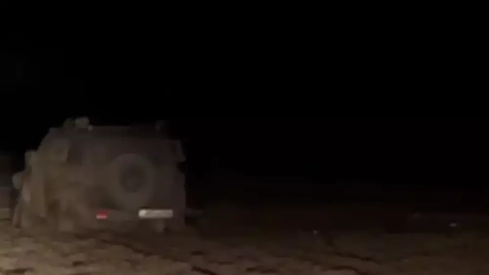 Атырау облысында құтқарушылар батпаққа батқан жолаушыларға көмекке келді - видео