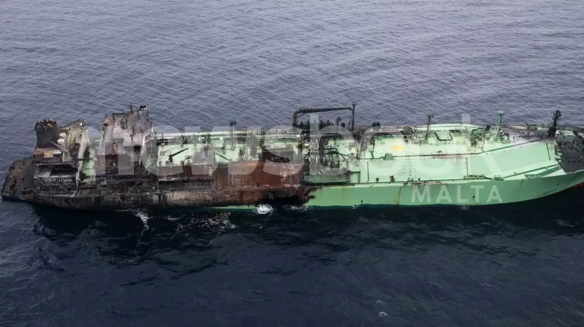 Российский газовоз Arctic Metagaz после атаки беспилотников отбуксируют в Ливию