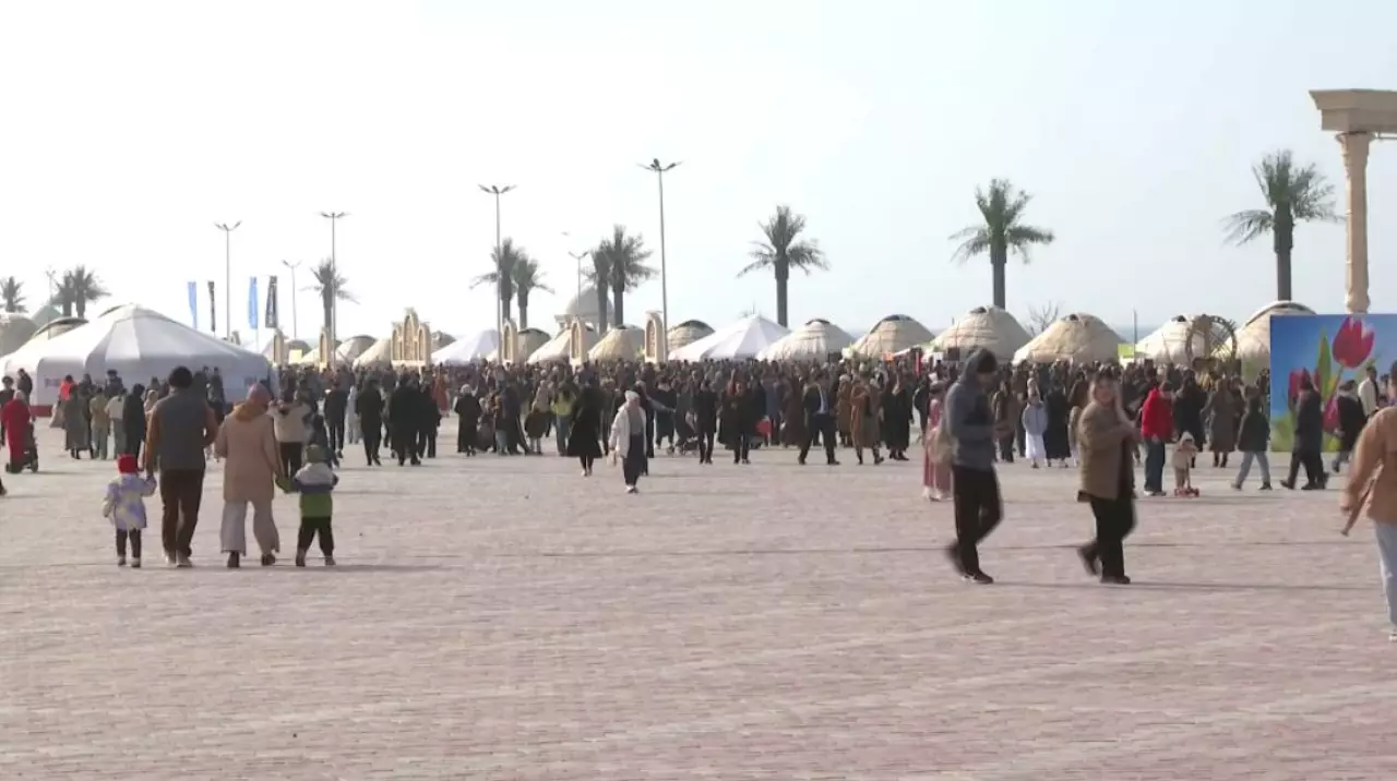 Больше 30 юрт установили на побережье Актау