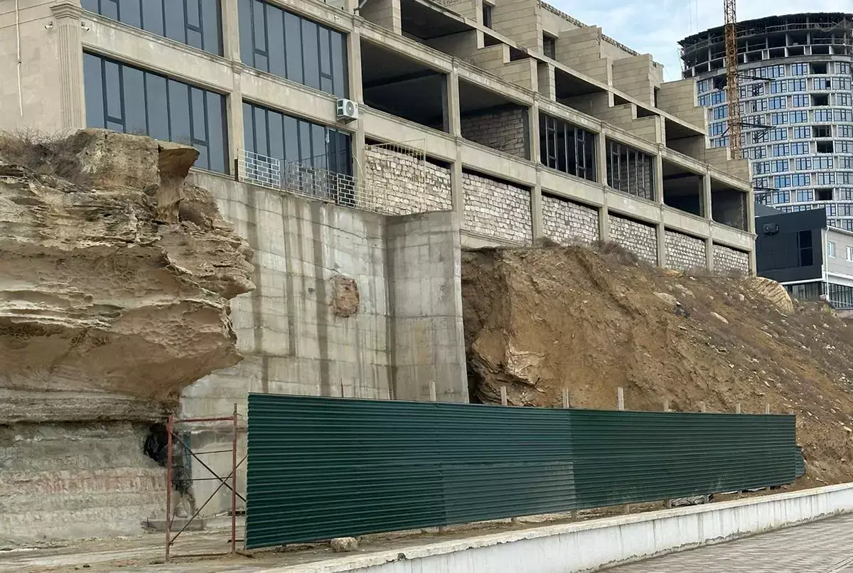 Опять стройка без разрешений в Актау? Участок за рестораном «Айдын» огорожен - новости на Lada.kz 22.03.2026