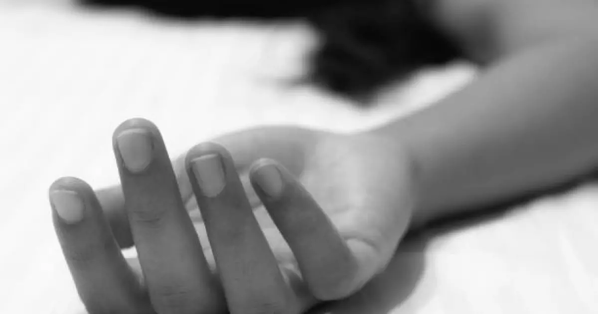   Қарағандыда қайғылы оқиға: жолдан өткен әйелдің үстіне жарық бағаны құлады   