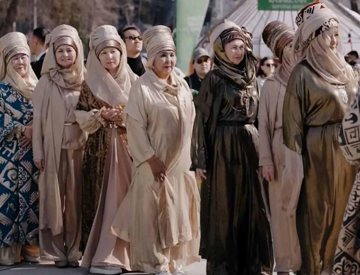 Абай алаңында әжелер подиумға шығып, сән көрсетті