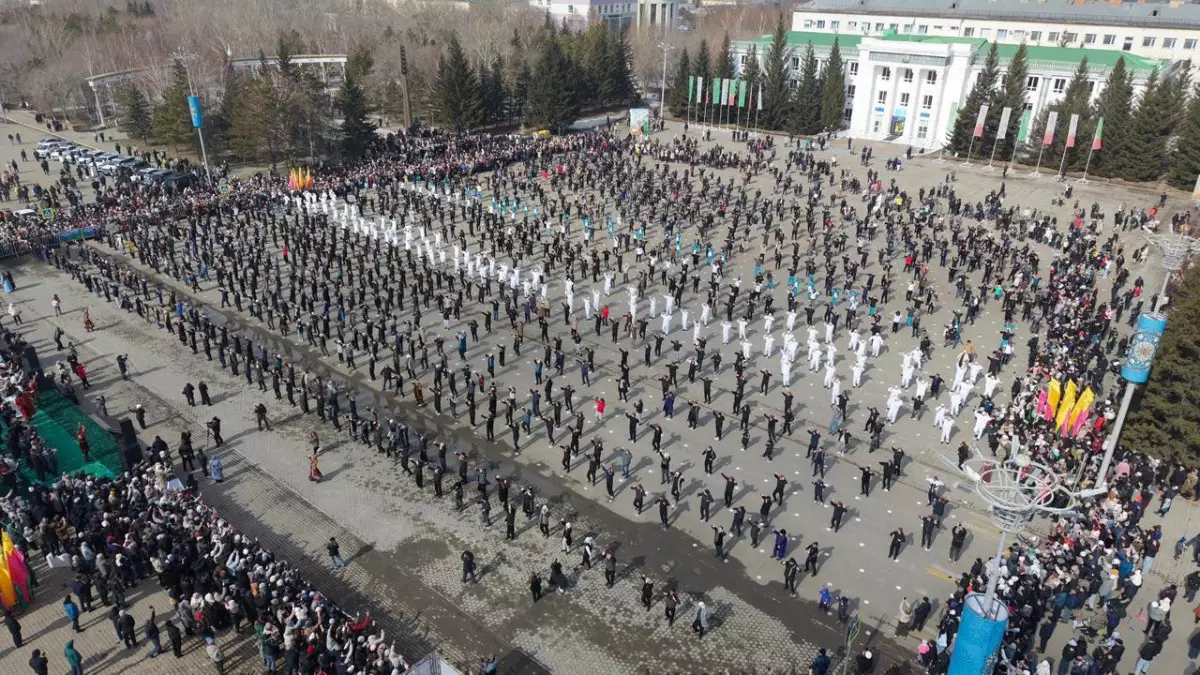 Көкшетау қаласында рекордтық сандағы бишілер "Қара жорға" биін биледі