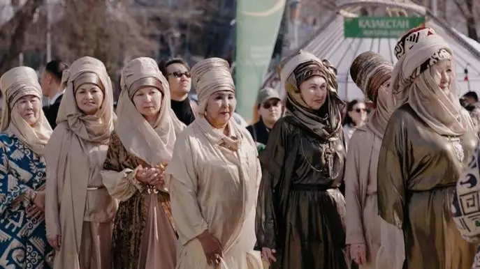 Уникальный модный показ с участием апашек прошел в Алматы