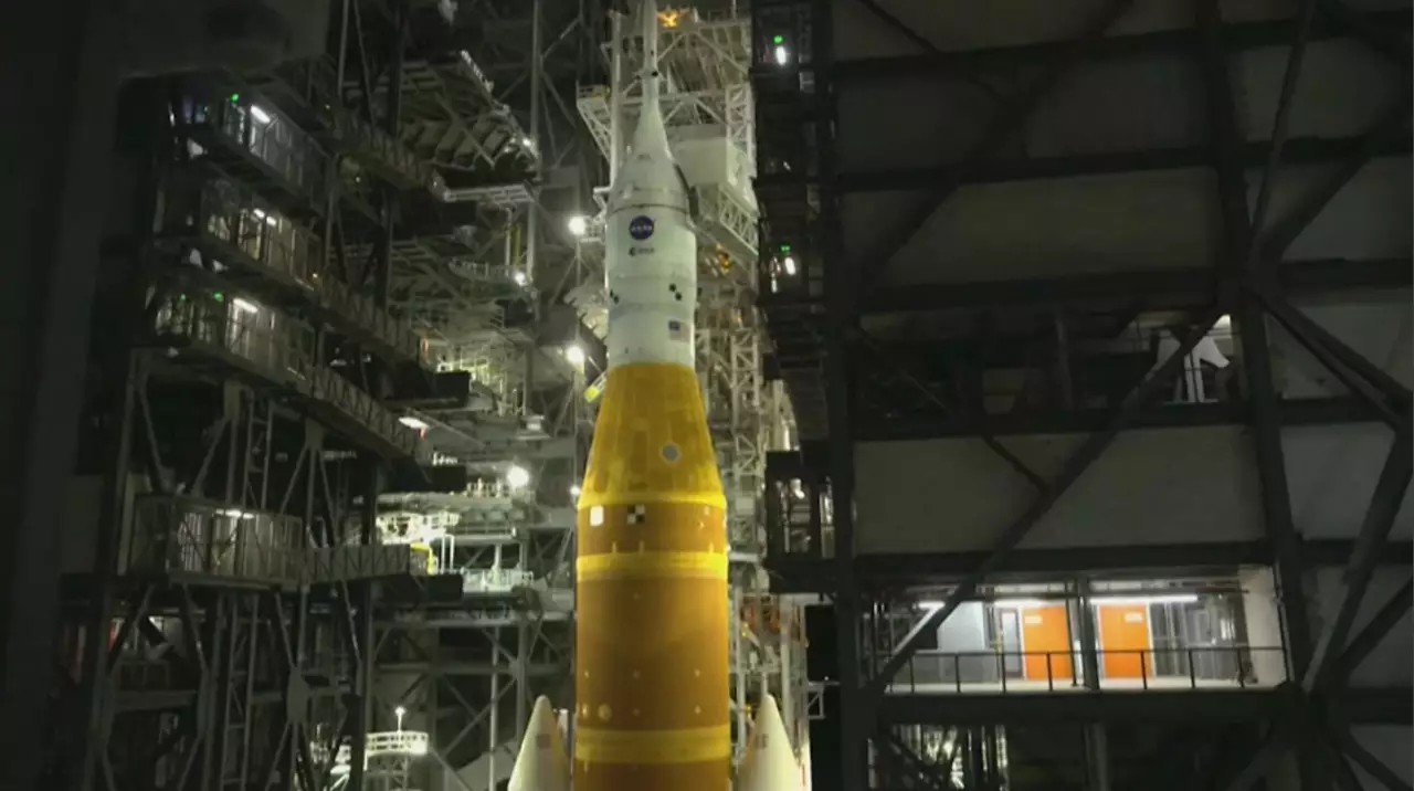 NASA Айға ұшыратын зымыранды орналастырды