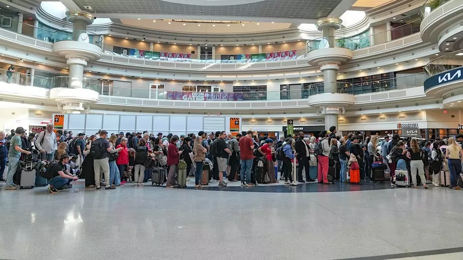 Раздражённые пассажиры возмущаются очередями в TSA, а республиканцы призывают "благодарить демократов".