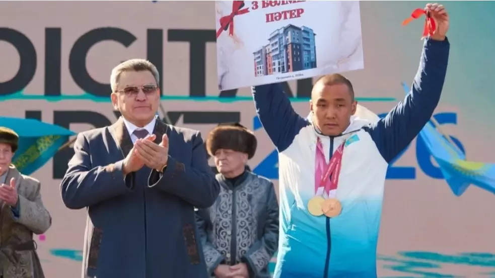 Петропавлда Ербол Хамитов пен Кристина Шумековаға пәтер кілті берілді