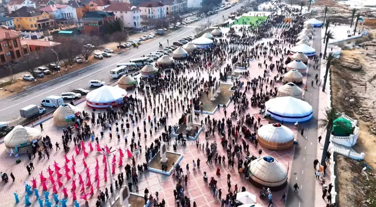 Более двух тысяч жителей Актау вышли на набережную в национальных костюмах - новости на Lada.kz 22.03.2026