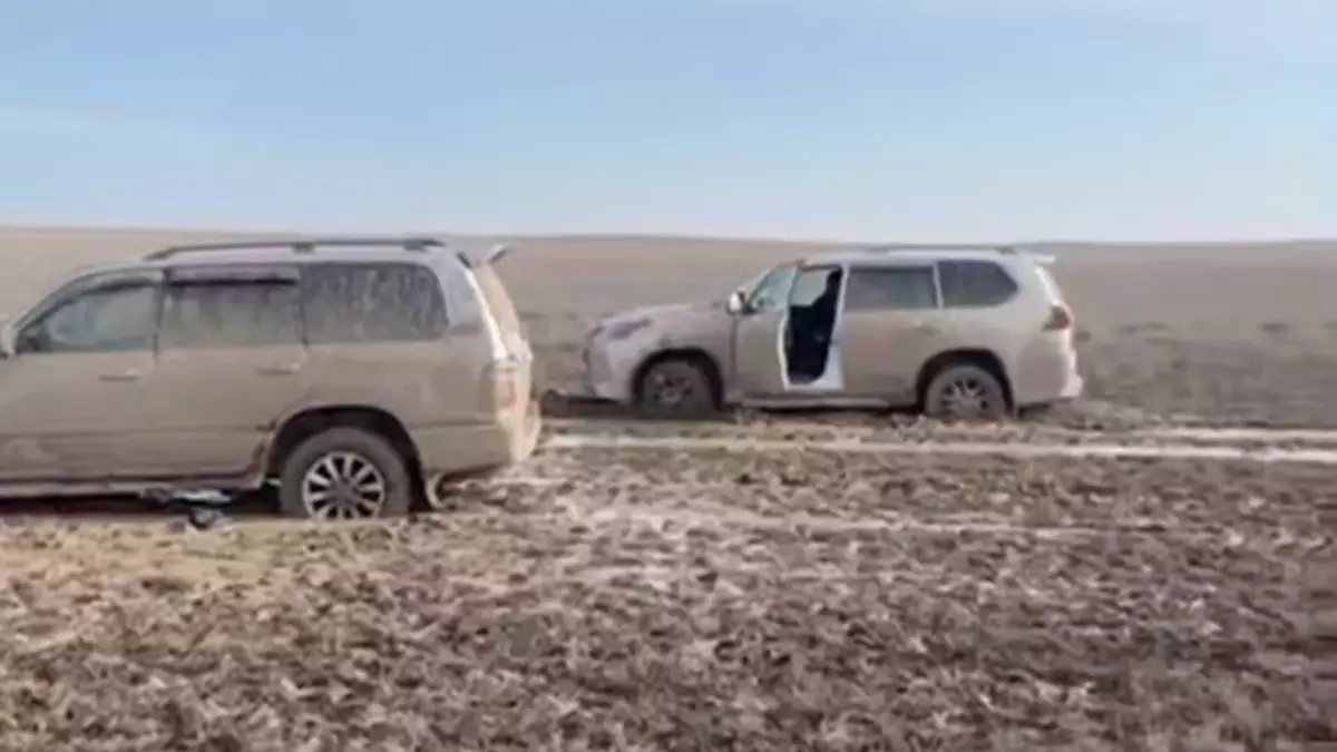 8 человек оказались в грязевой ловушке в степи Улытау