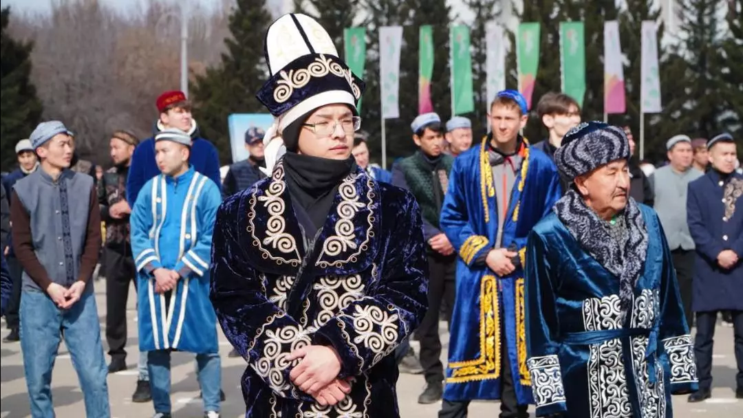 Тысячи акмолинцев в национальных костюмах синхронно исполнили «Қара жорға»