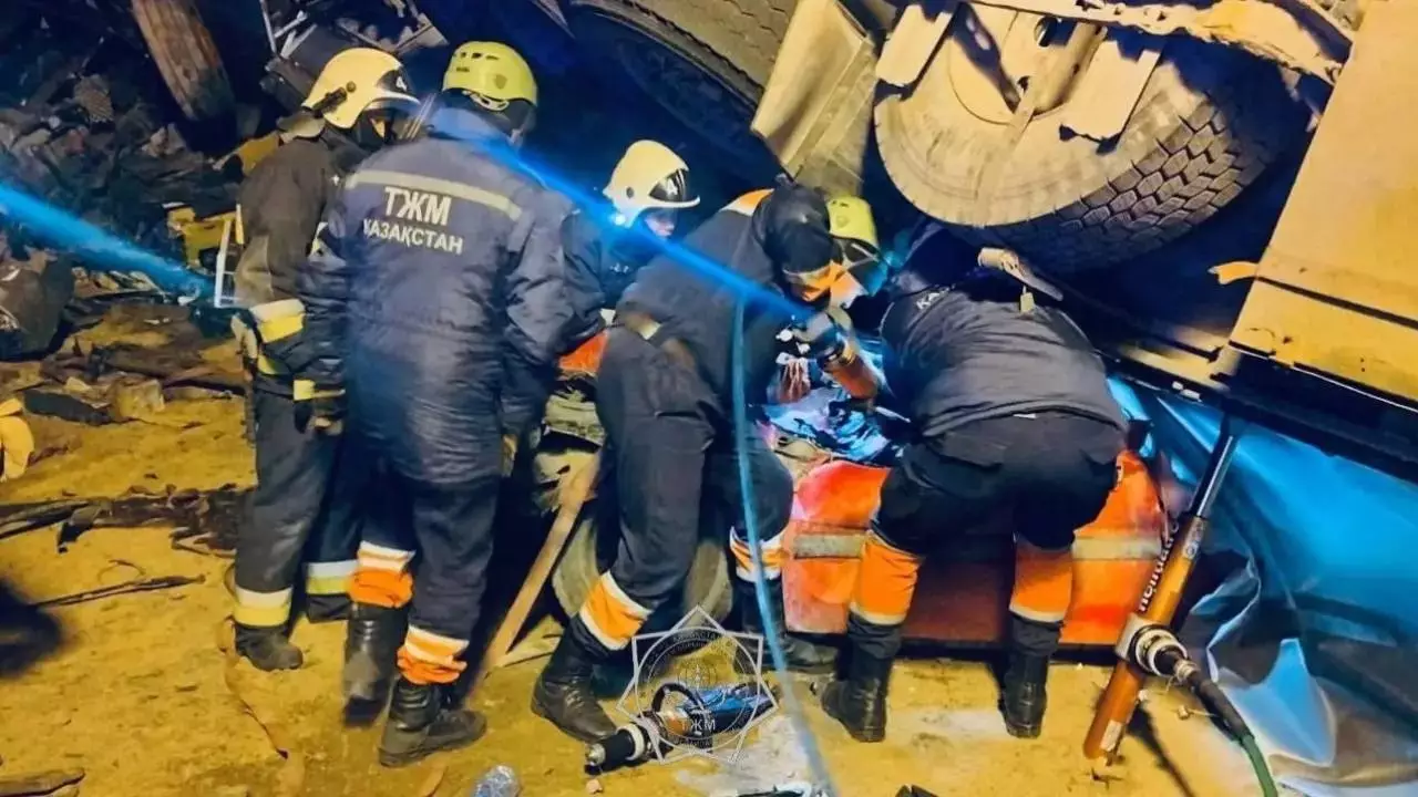 Жетісуда ірі жол апаты: жүргізушіні жүк көлігінің астында қысып қалды