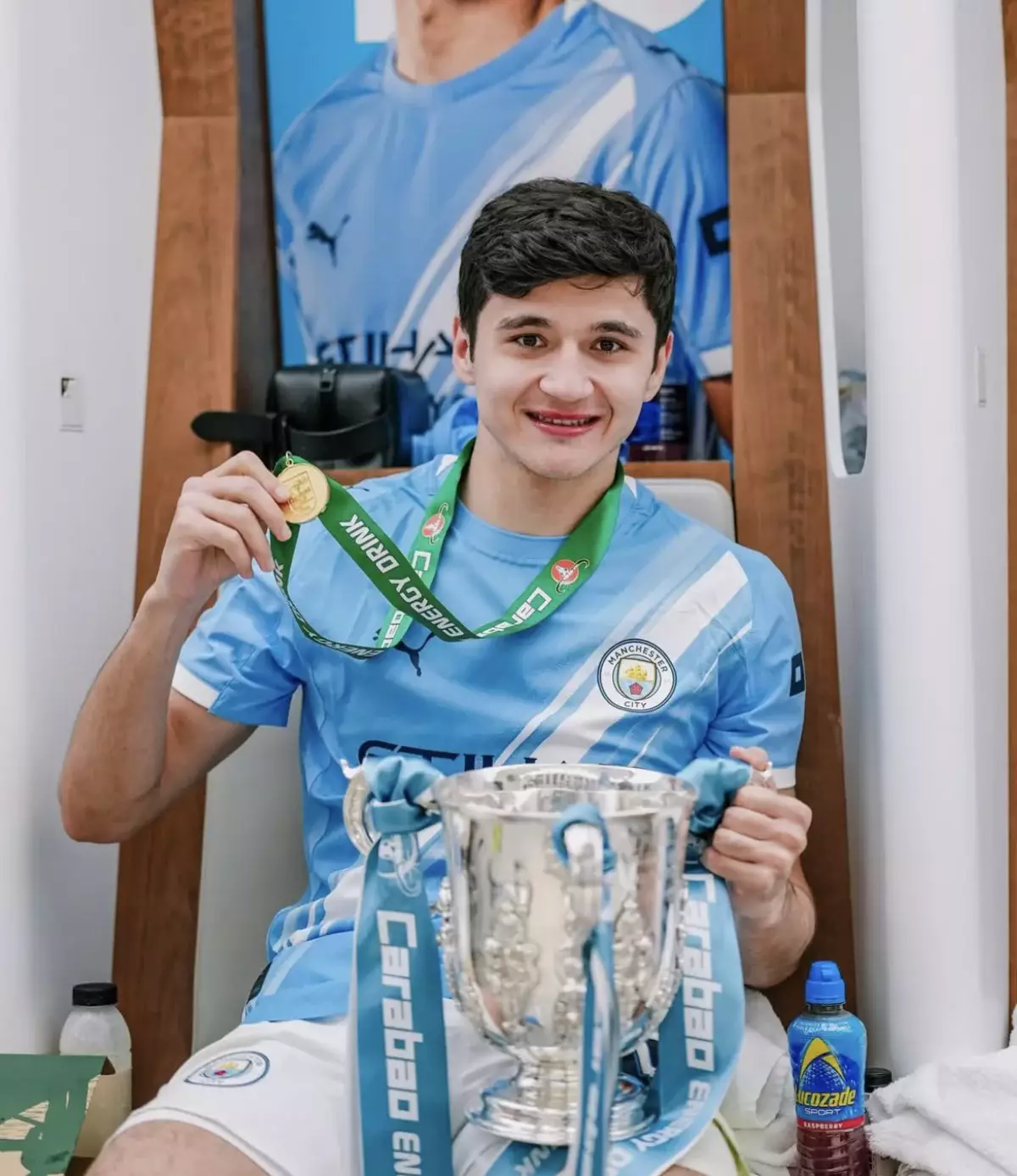 Тарих – Орталық Азиялық футболшы Англия лига кубогын еншіледі