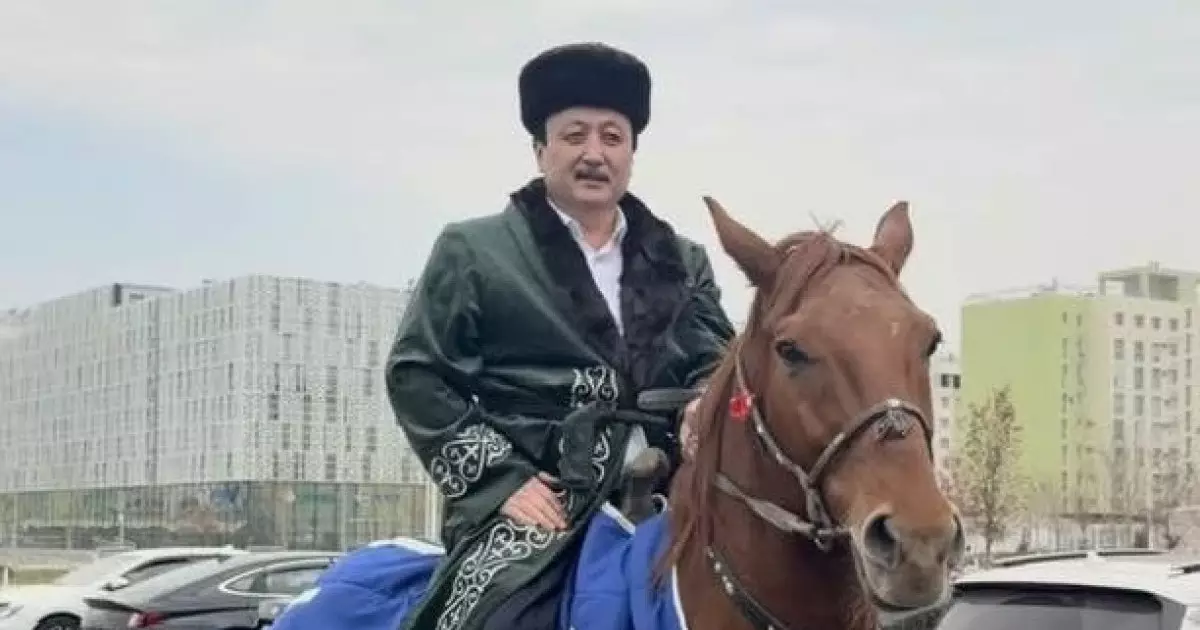 Түркістандықтар Жүрсін Ерман мен Аманжол Әлтайға ат мінгізді 