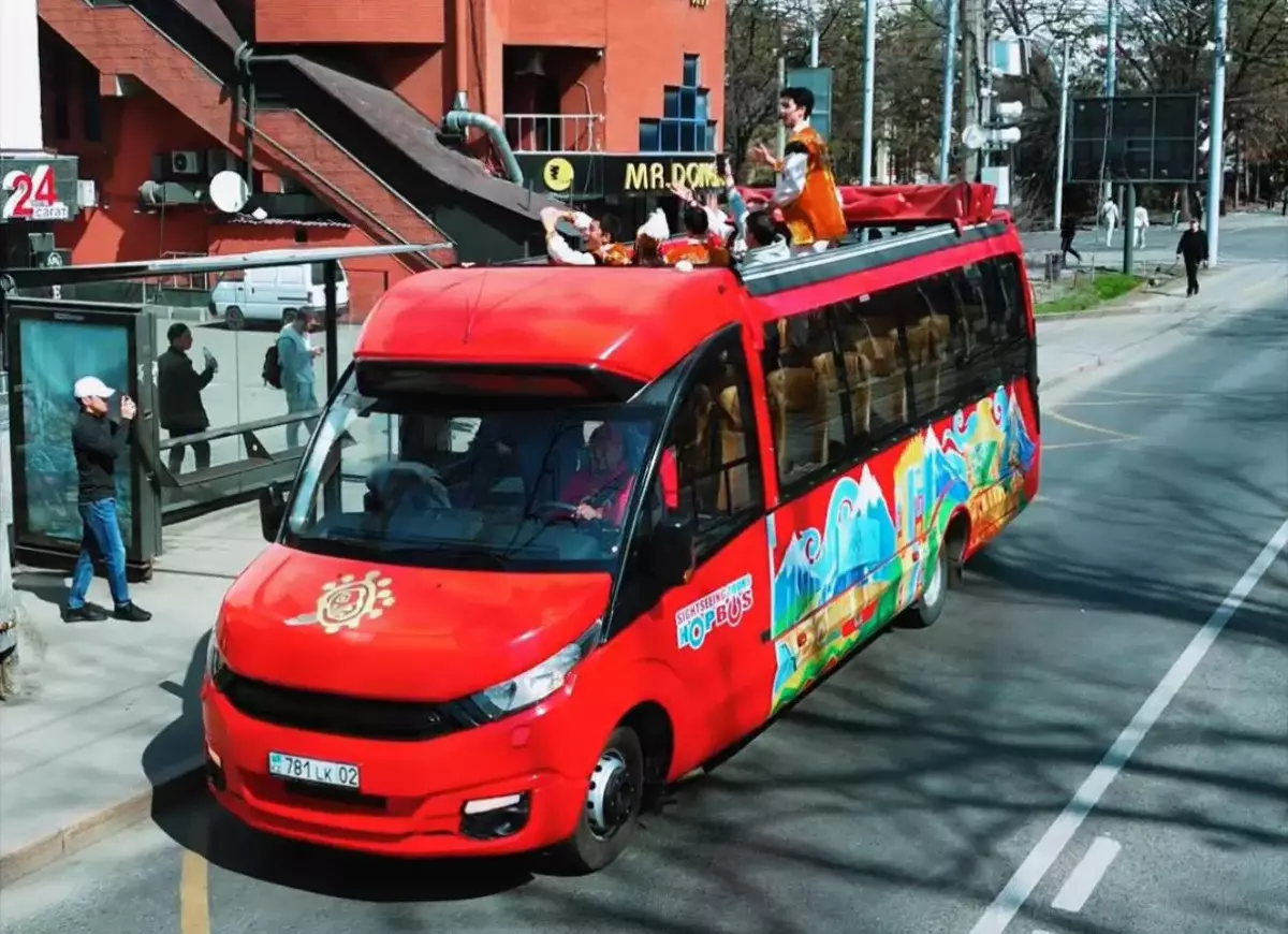 Алматы көшелерінде этноансамбль өнер көрсеткен музыкалық автобус жүріп өтті