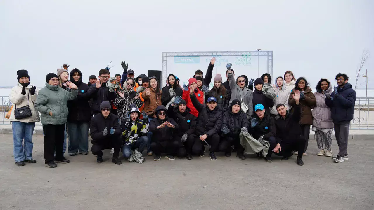 Тазару күні: Көкшетау тұрғындары мерекеден кейін қаланы бірге тазалады