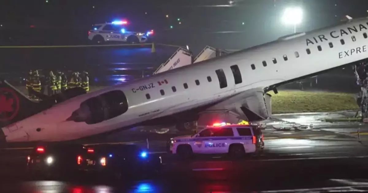  Нью-Йорк әуежайында ұшақ көлікпен соқтығысты, жараланғандар бар. 