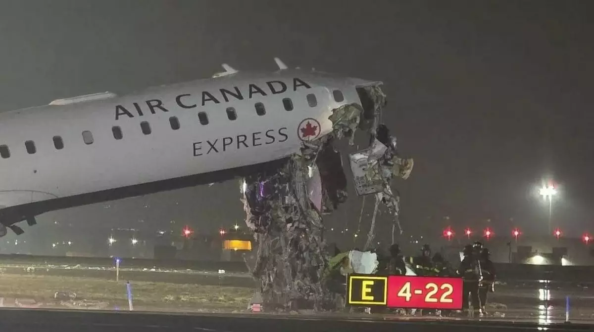 В аэропорту Нью-Йорка самолет Air Canada столкнулся с пожарной машиной: двое погибших