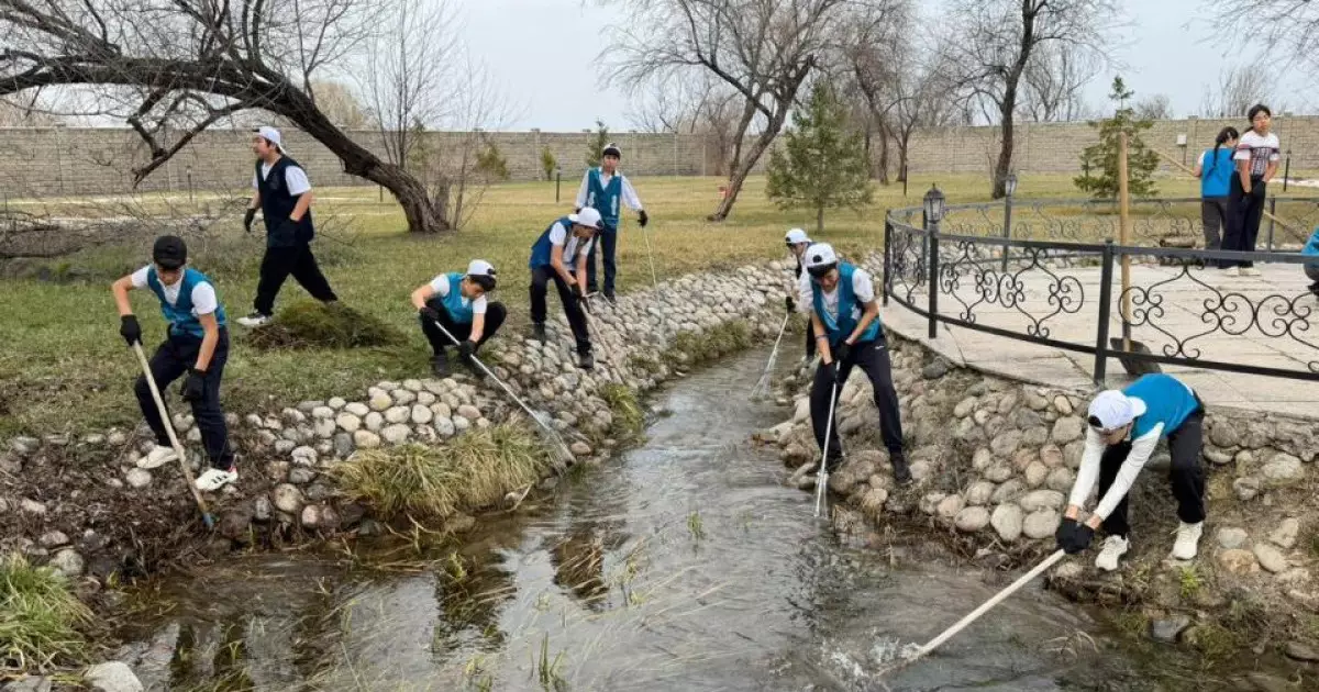  Жас қазақстандықтар «Мөлдір бұлақ» республикалық акциясына қатысуда 