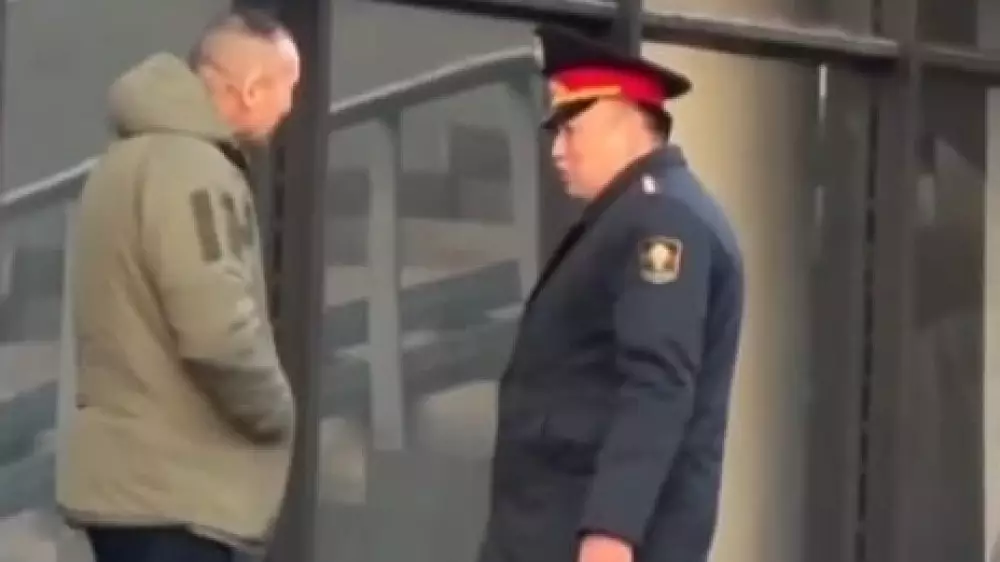 Министра внутренних дел Кыргызстана оштрафовали за курение в общественном месте