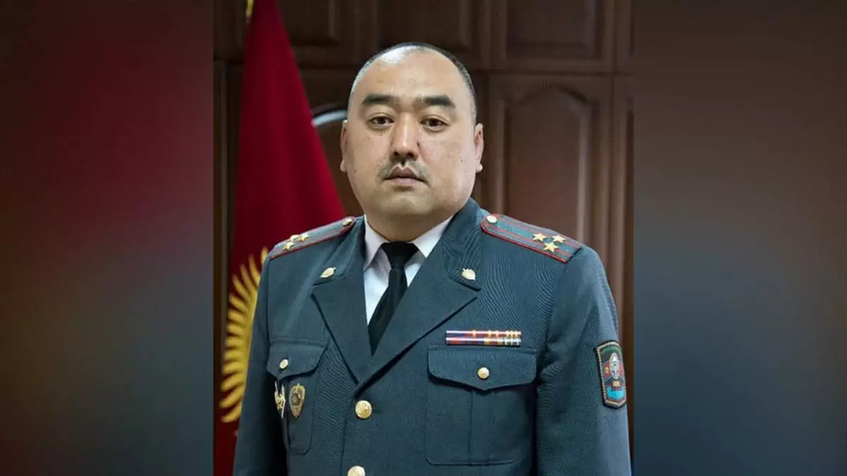 Главу МВД Кыргызстана оштрафовали за курение в общественном месте