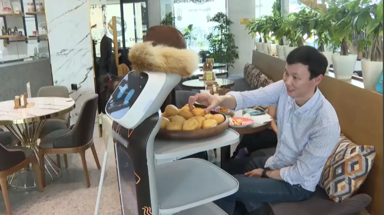 Ақтөбеде даяшының орнына робот қызмет көрсетеді