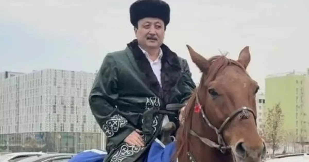  Түркістандықтан Жүрсін Ерман мен Аманжол Әлтайға ат мінгізді 