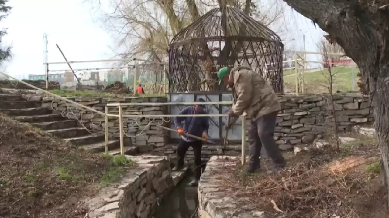 Русло канала «Карасу-2» очистили от мусора в Таразе