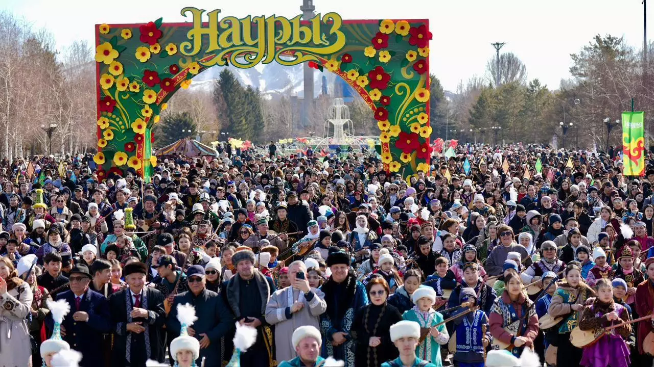 Более 5000 домбристов установили мировой рекорд на Наурыз