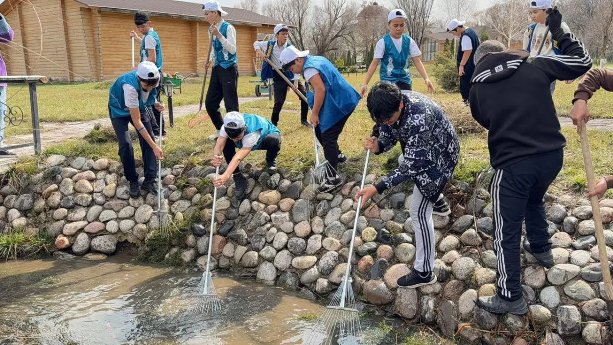 Юные казахстанцы принимают участие в акции по очистке родников