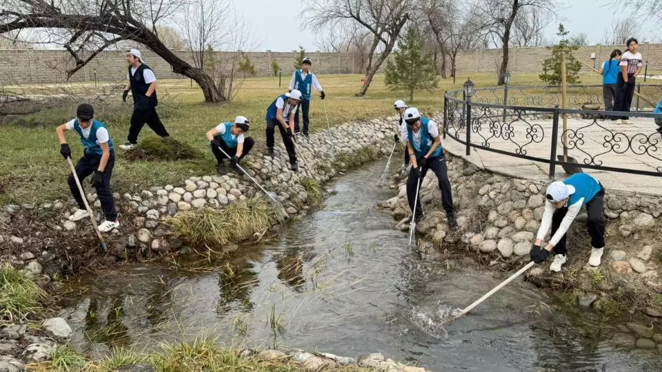 Жас қазақстандықтар «Мөлдір бұлақ» республикалық акциясына қатысуда