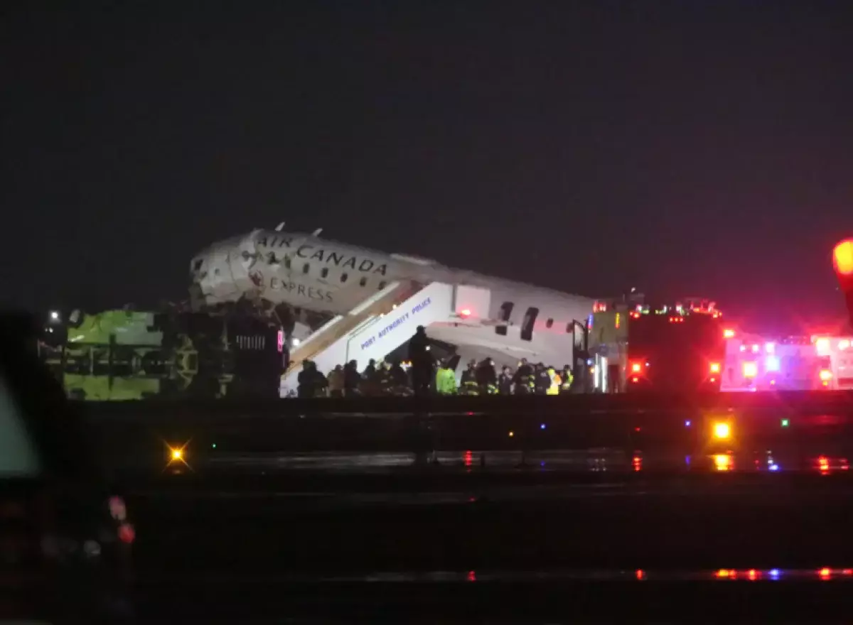 В аэропорту Нью-Йорка самолет с пассажирами врезался в пожарную машину