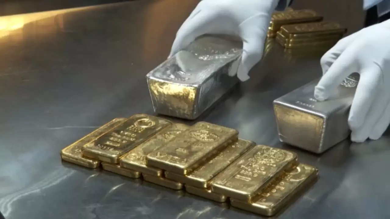 Фьючерсы на золото и серебро резко снижаются