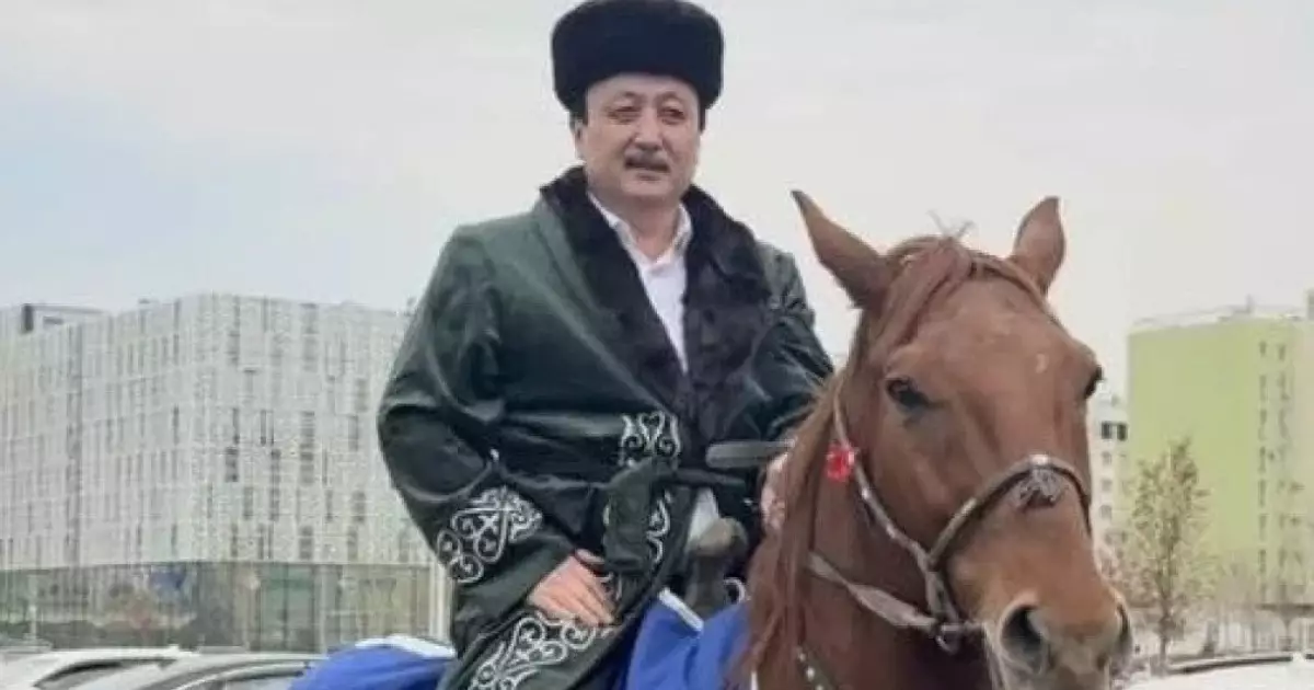  Түркістандықтар Жүрсін Ерман мен Аманжол Әлтайға ат мінгізді 