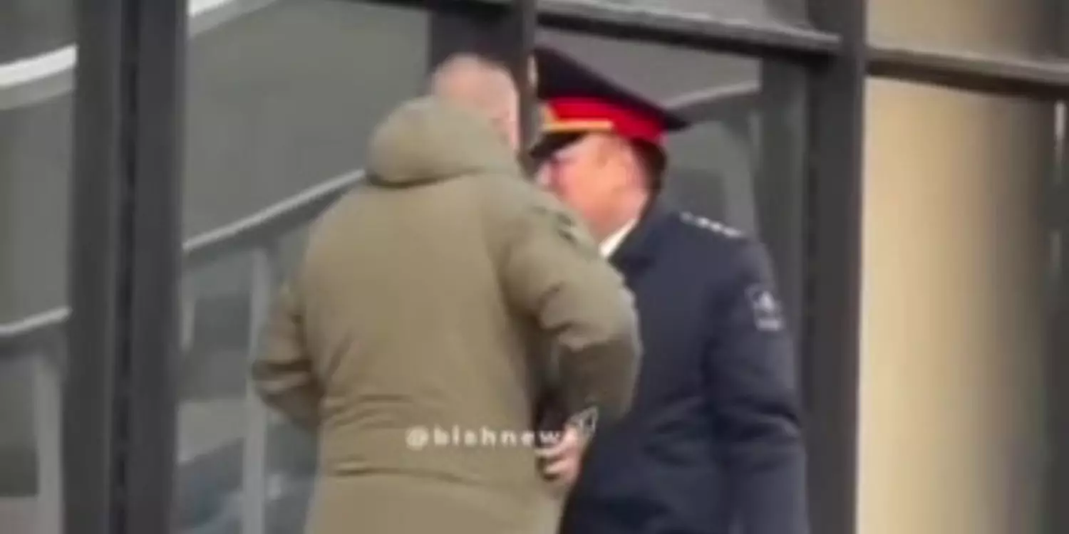 Көрші елдің министрі темекі шеккені үшін жауапқа тартылды