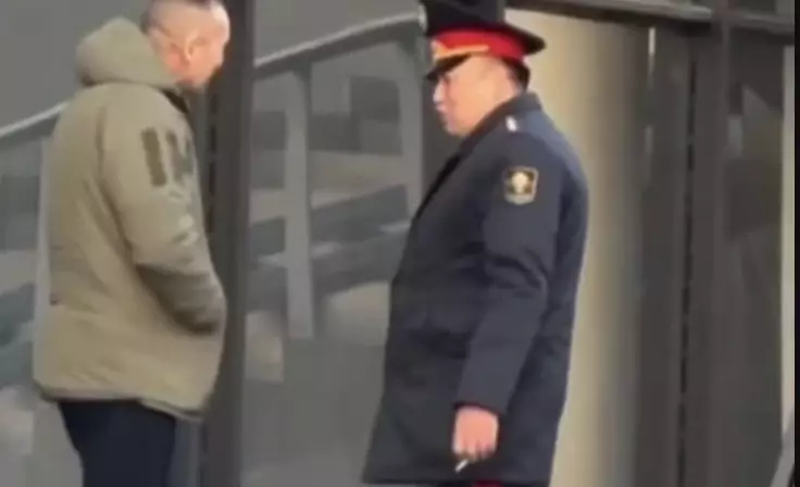 Қоғамдық орында темекі шеккен министр жауапқа тартылды