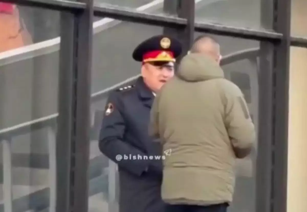 Ішкі істер министрі қоғамдық орында темекі шеккені үшін айыппұл арқалады