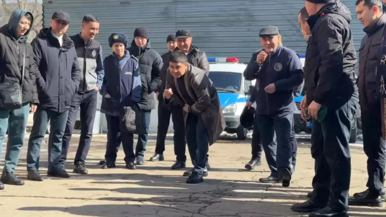 Елордалық тәртіп сақшылары қызметтік киімін шапан мен тақияға алмастырды