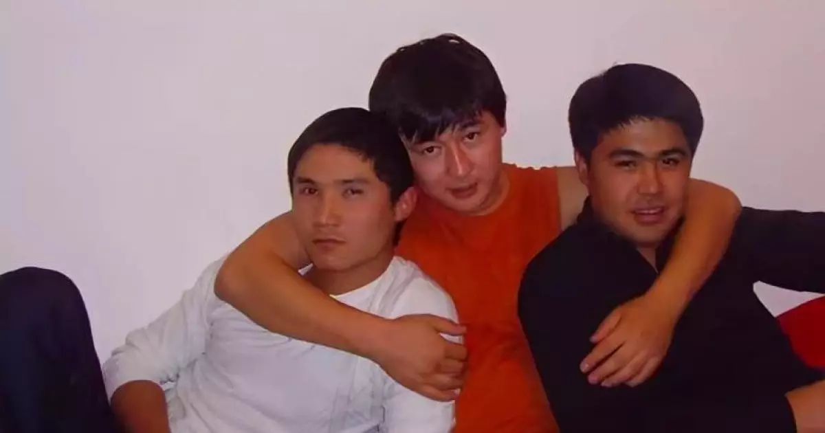  «Өлмейтіндей жүргеніміз үшін кешір»: Бағлан Әбдіхалықов белгілі әнші туралы естелік жазба жариялады 